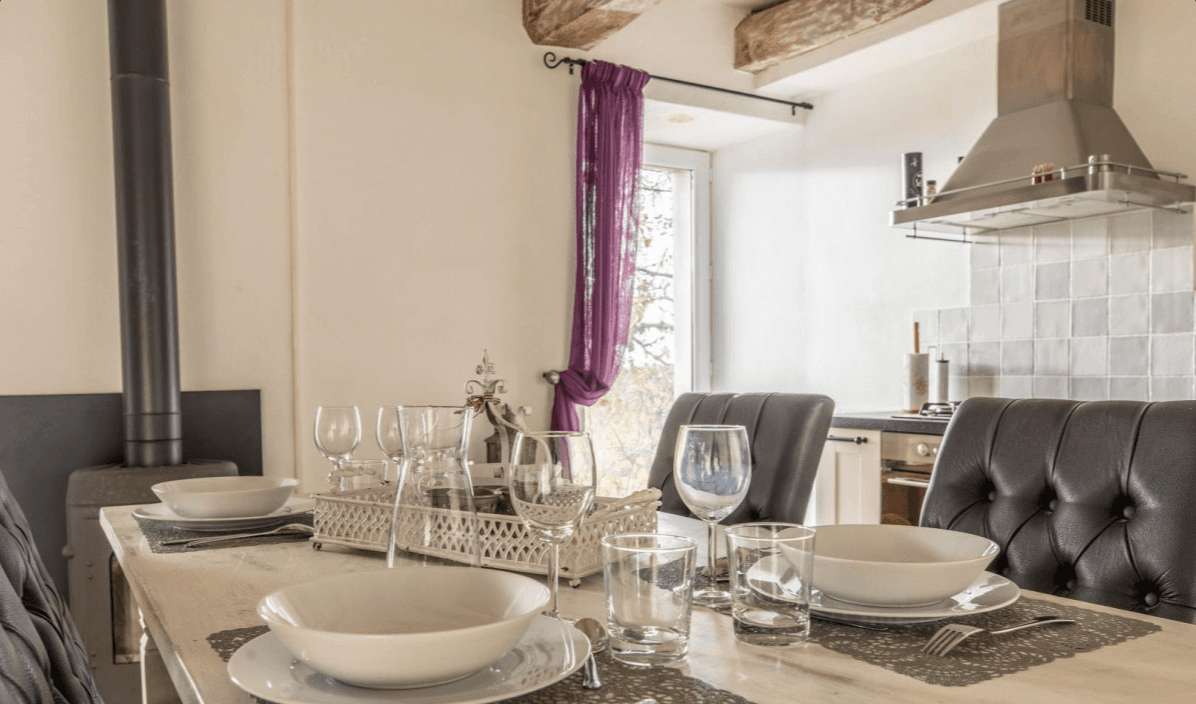 Annabelle : table dressée et ambiance conviviale