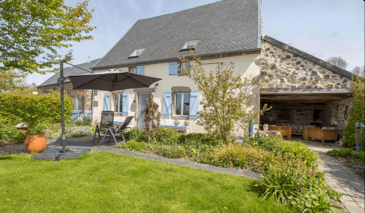 Gîte Anémone : terrasse, jardin et salon de jardin en été