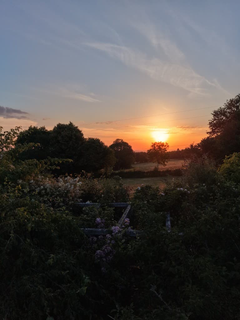 Coucher de soleil sur le jardin et la vallée au Domaine des Roses
